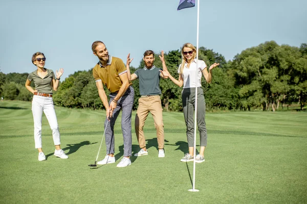 Pessoas que praticam golfe ao ar livre — Fotografia de Stock