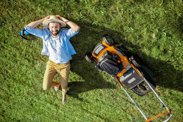 Uomo sull'erba con tosaerba — Foto Stock