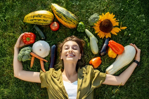 Mulher com legumes frescos na grama — Fotografia de Stock