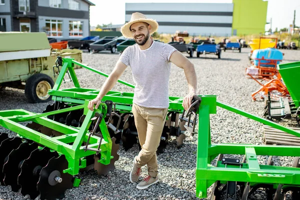 Agronomo a terra con macchine agricole — Foto Stock