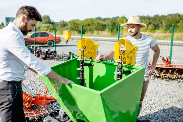 Landbouwkundige bij de verkoper in de landbouwwinkel — Stockfoto