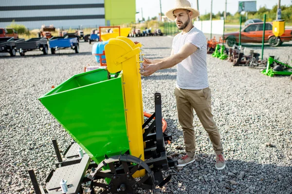 Agronomist med selger i landbruksbutikken – stockfoto