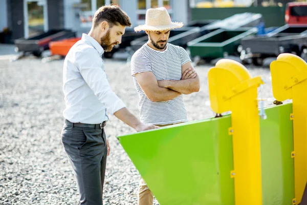 Agronómia eladó a mezőgazdasági boltban — Stock Fotó