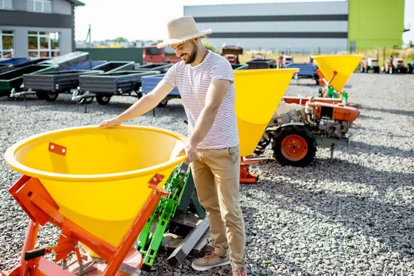 Agronomist at the agricultural shop outdoors — Stock Photo, Image