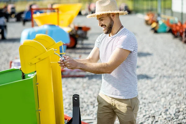 Agronomo presso il negozio agricolo all'aperto — Foto Stock