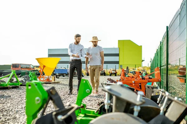 Agronomen tillsammans med försäljaren i jordbruksbutiken — Stockfoto