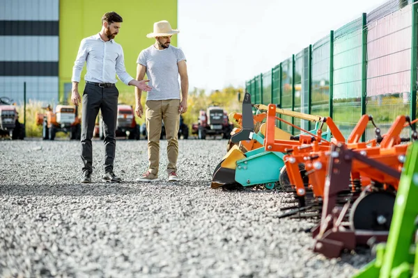 Agronomist with salesman at the agricultural shop — Stock Photo, Image