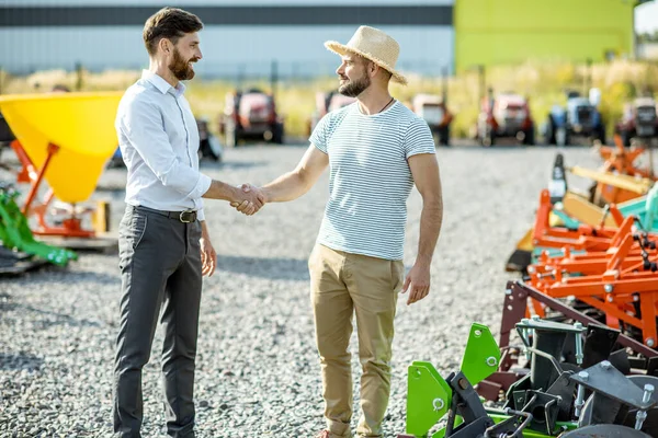 Agronómia eladó a mezőgazdasági boltban — Stock Fotó