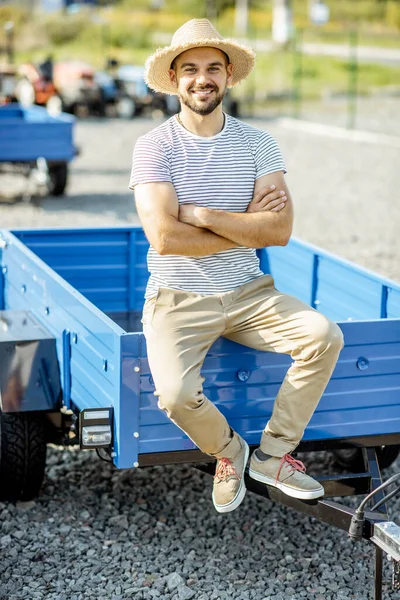 야외에서 트럭 트레일러 위에서 농학자 로일하는 사람 — 스톡 사진