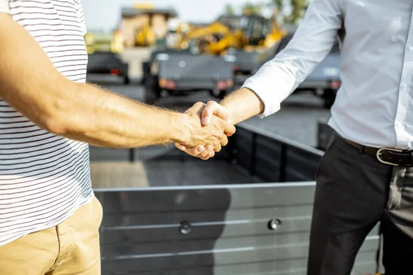 Agronomist schudden hand met verkoper in de agrarische winkel — Stockfoto