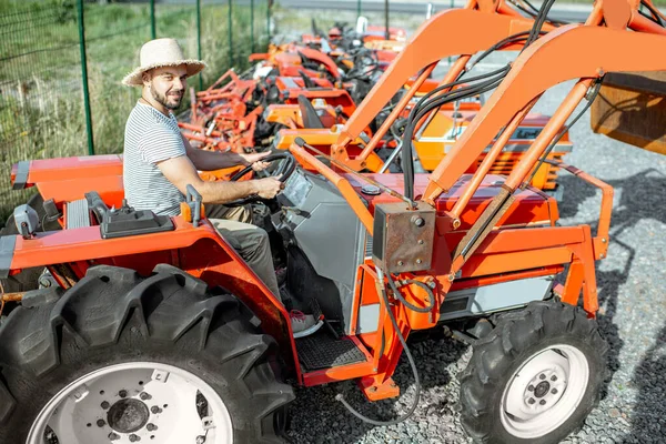 Agronomist som velger traktor i landbruksbutikken – stockfoto