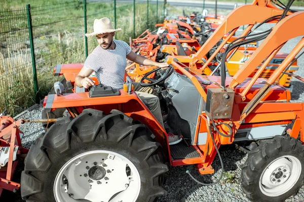 Landbouwkundige keuze trekker in de landbouwwerkplaats — Stockfoto