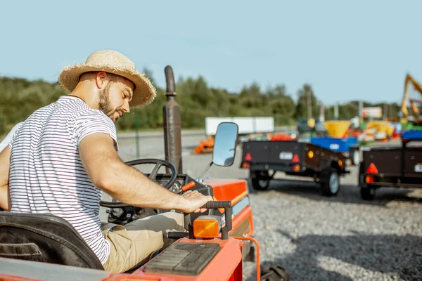 Agronómus eladó mellett a traktor a szabadban — Stock Fotó