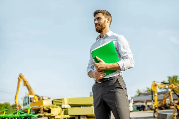 Salesman at the shop with heavy machinery — Stock Photo, Image