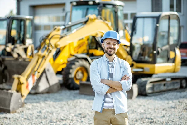 Builder at the shop with heavy machinery — Stock Photo, Image