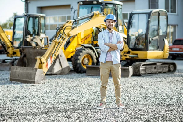 Costruttore presso il negozio con macchinari pesanti — Foto Stock