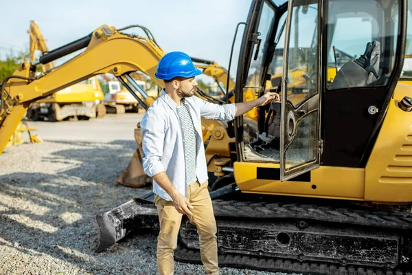 Builder choosing new machinery for construction at the shop — Stock Photo, Image