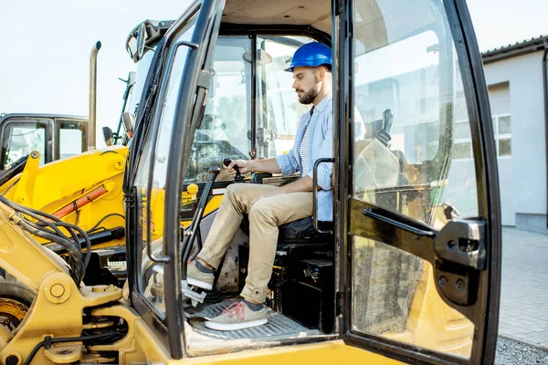 Builder choosing new machinery for construction at the shop — Stock Photo, Image