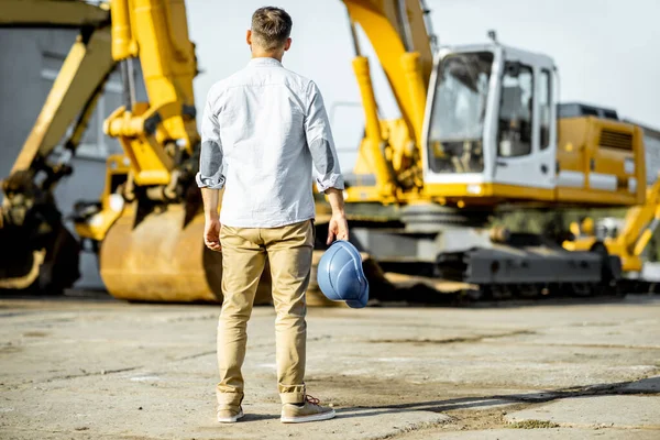 Builder at the shop with heavy machinery — Stock Photo, Image