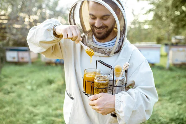 養蜂家と蜂蜜の上に — ストック写真