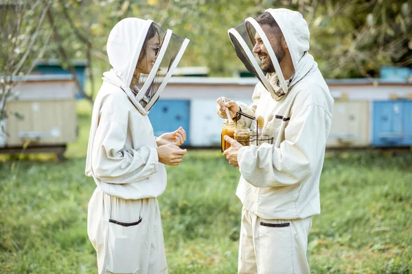 Apicultores con miel en el colmenar — Foto de Stock