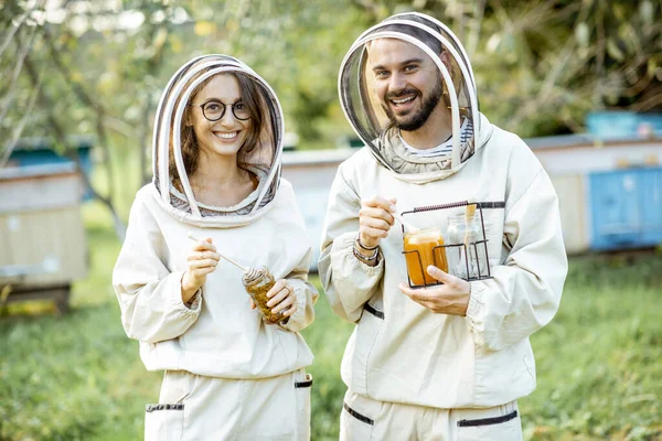 Apicoltori con miele sull'apiario — Foto Stock