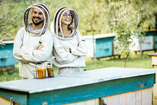 Portrét včelařů na včelíně — Stock fotografie