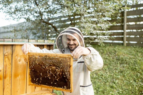 養蜂家が養蜂場で働いてる — ストック写真