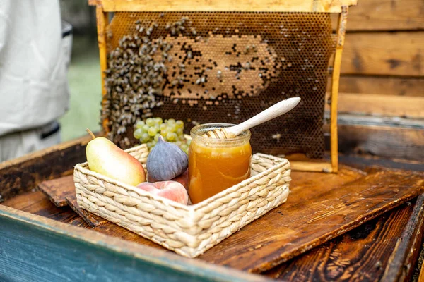 Frutas dulces y miel en la colmena — Foto de Stock