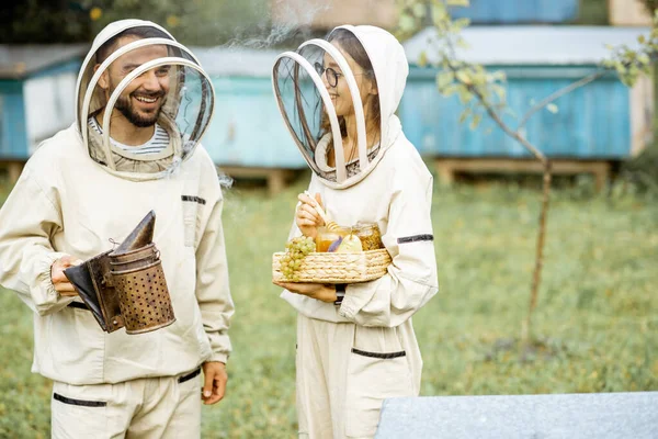 Včelaři na včelíně — Stock fotografie