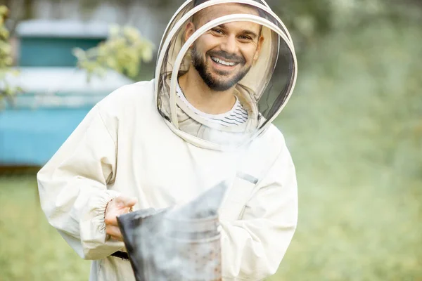 Imker met bijenroker op de bijenstal — Stockfoto