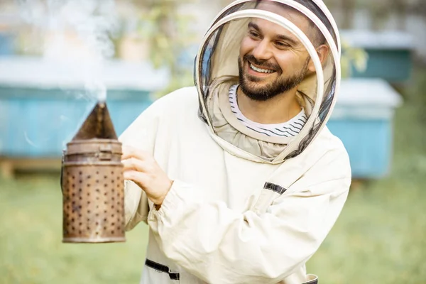 Apicoltore con apicoltore sull'apiario — Foto Stock