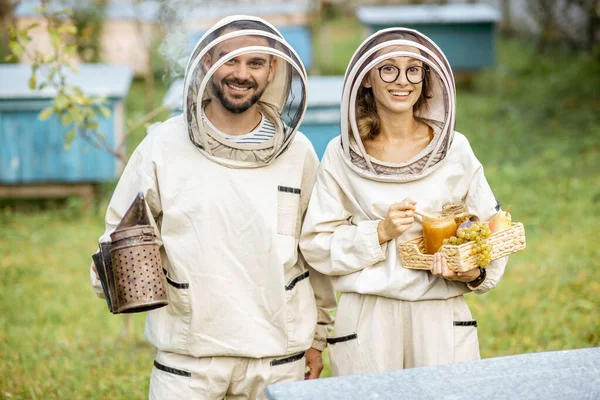 Arı yetiştiricileri arıda — Stok fotoğraf