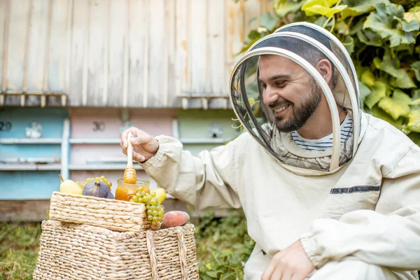 양봉가에 꿀을 넣은 양봉가 — 스톡 사진