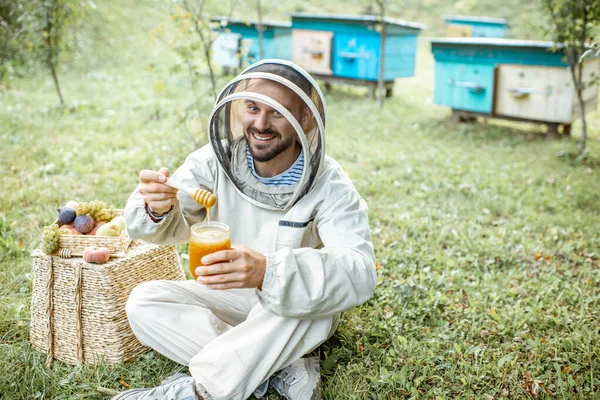 양봉가에 꿀을 넣은 양봉가 — 스톡 사진