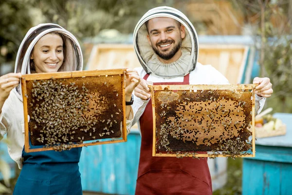 養蜂家とハニーコムの上にザ · エイピア — ストック写真