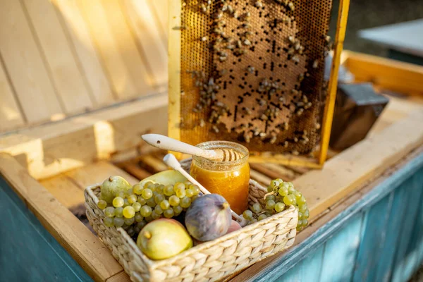 벌통에 있는 달콤 한 과일 과 꿀 — 스톡 사진