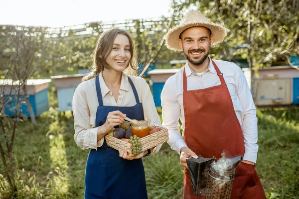 A méhészetben dolgozó mezőgazdasági termelők — Stock Fotó