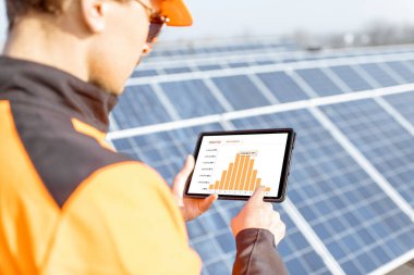 Dijital tabletle güneş enerjisi santralinin üretimini inceliyor