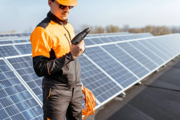 太陽光発電所の設備の整った労働者 — ストック写真