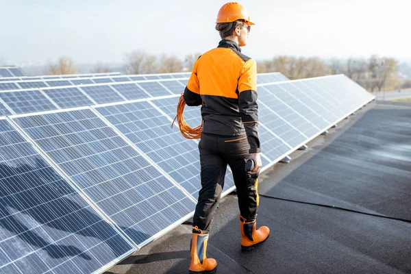 Gut ausgestatteter Arbeiter auf einer Solarstation — Stockfoto