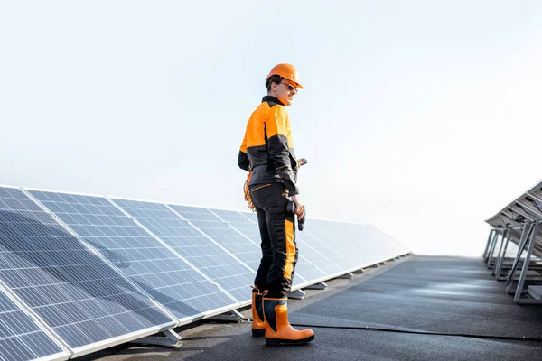 Gut ausgestatteter Arbeiter auf einer Solarstation — Stockfoto