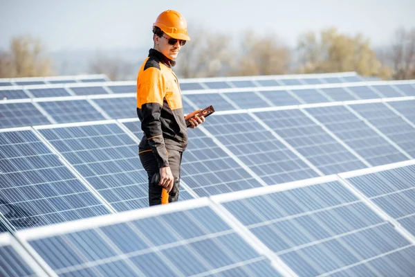 太陽光発電所の設備の整った労働者 — ストック写真