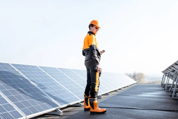 Gut ausgestatteter Arbeiter auf einer Solarstation — Stockfoto