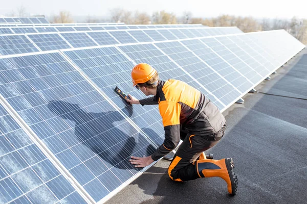 Pracownik instalacji paneli słonecznych — Zdjęcie stockowe