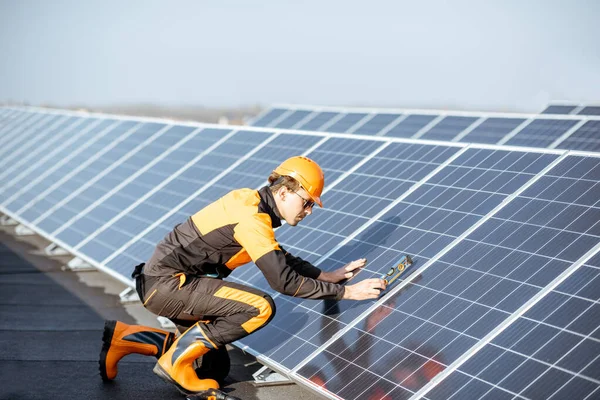 Worker installing solar panels — Stock Photo, Image