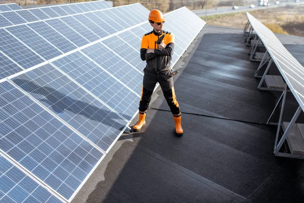 Gut ausgestatteter Arbeiter auf einer Solarstation — Stockfoto