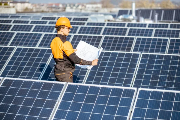 Ingenieur mit Bauplänen für eine Solarstation — Stockfoto