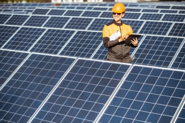 Inżynier serwisowania paneli słonecznych w elektrociepłowni — Zdjęcie stockowe