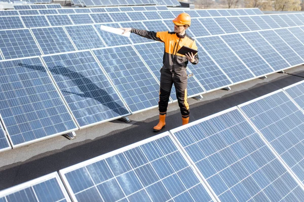 Engenheiro em uma usina solar — Fotografia de Stock